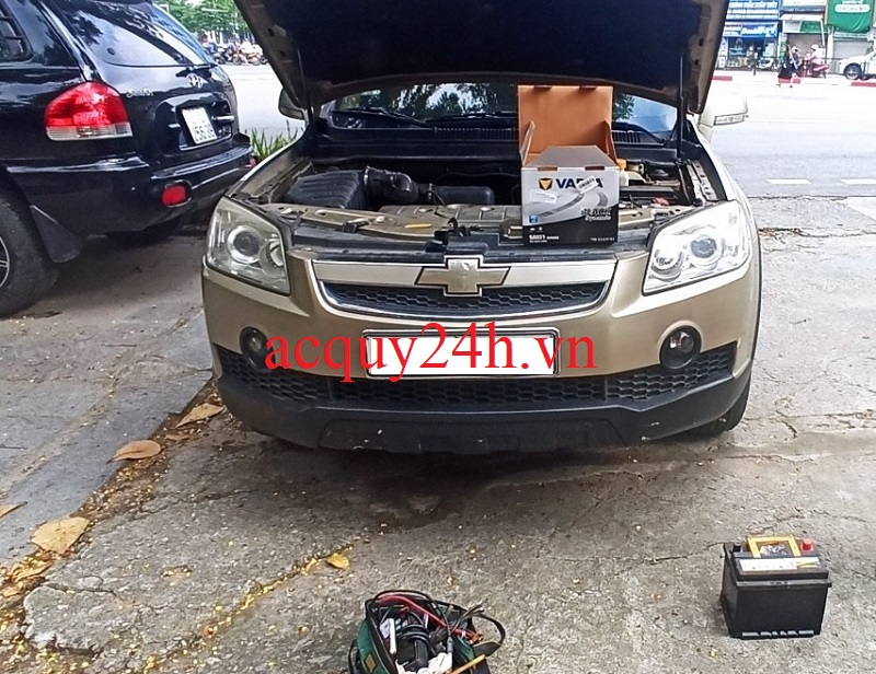 Thay bình ắc quy Varta DIN60R cọc phải cho Chevrolet Captiva máy Xăng