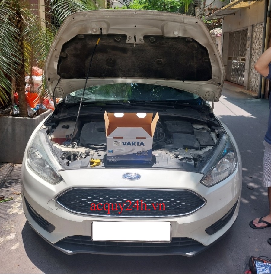 Thay ắc quy Varta cho xe Ford Focus