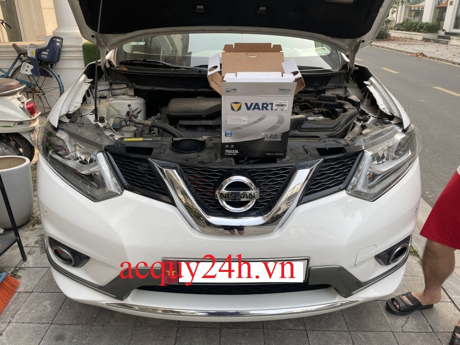 Thay bình ắc quy Varta 75D23L bảo hành 12 tháng cho Nissan Xtrail