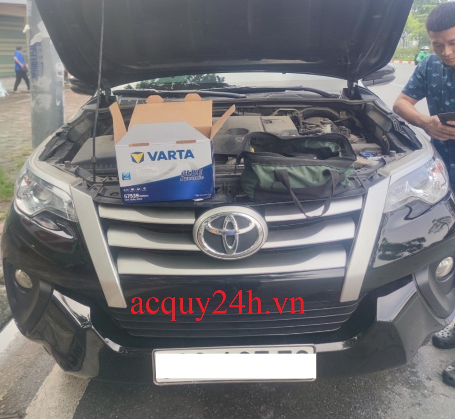 Thay bình ắc quy Varta cho Toyota Fortuner