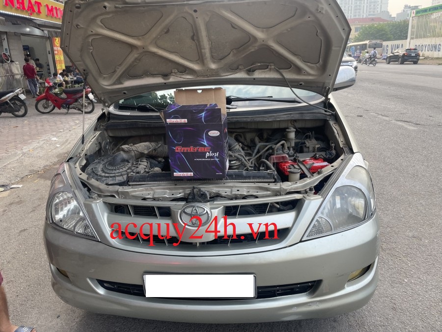 Thay bình ăc quy Emrtrac 55B24LS tốt nhất cho xe Toyota Innova