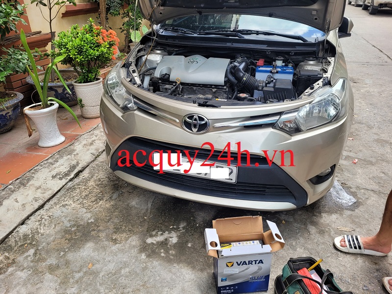 Thay ắc quy Varta 50Ah cho Toyota Vios, bảo hành 12 tháng