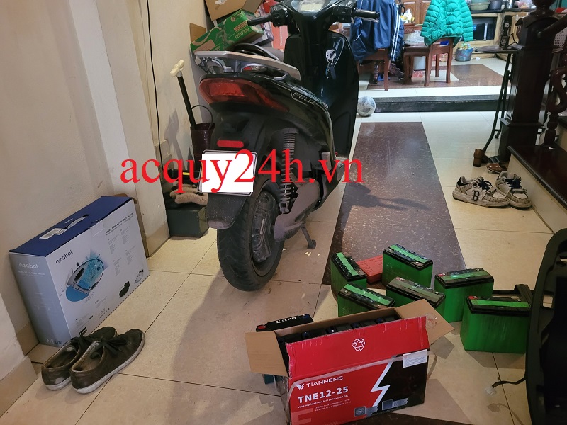 Thay ắc quy xe máy điện Vinfast Feliz tại Hà Nội