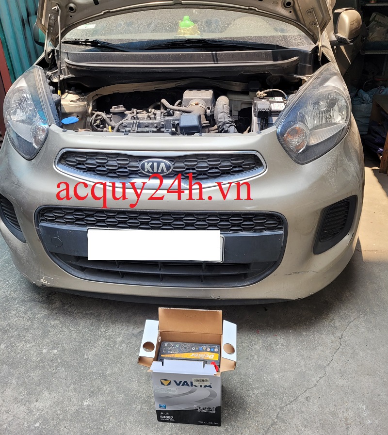 Thay ắc quy Varta 54087 12V 40Ah bảo hành 12 tháng cho Kia Morning
