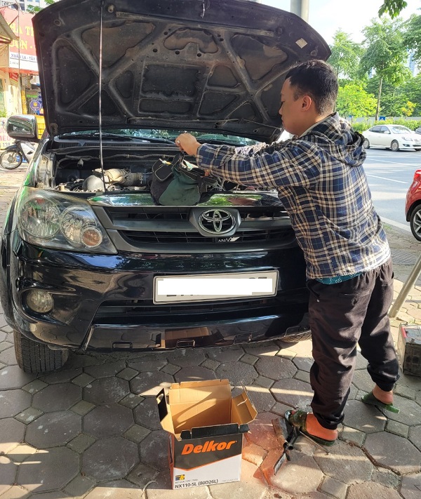 Thay dac quy Delkor 80D26L cho Toyota Fortuner