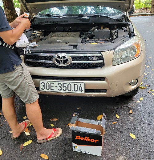 Thay ắc quy Delkor cho xe Toyota Rav4