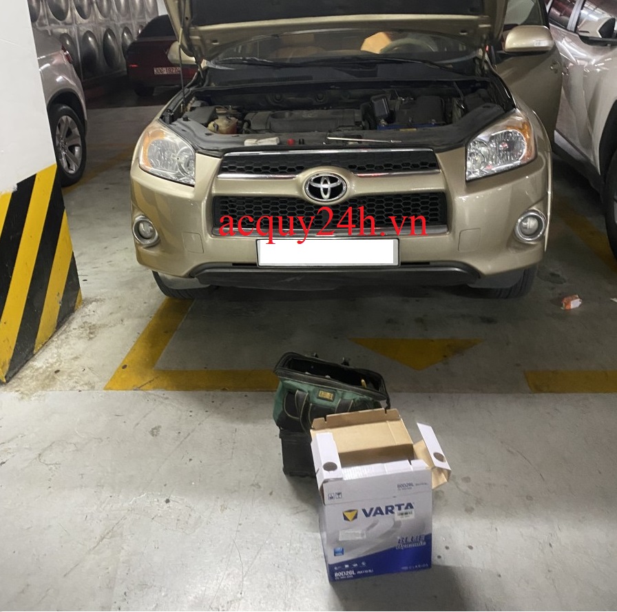 Thay bình ắc quy Varta 80D26L cho Toyota Rav4